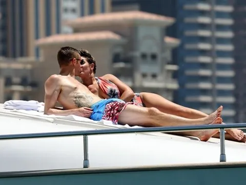 Jamie Vardy tình tứ bên cô vợ Rebekah ở Dubai