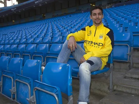 Jesus Navas về lại Sevilla