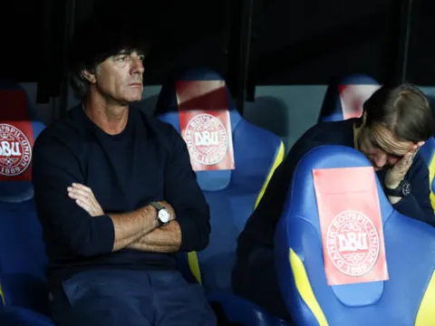 Joachim Loew thẫn thờ nhìn Eriksen phá lưới đội nhà