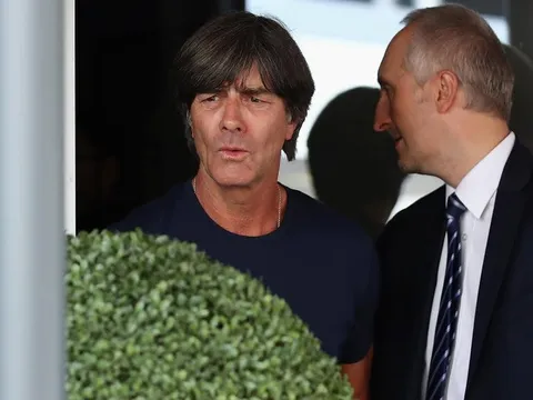 Joachim Low trốn biệt tăm, Đức nhắm đến Wenger