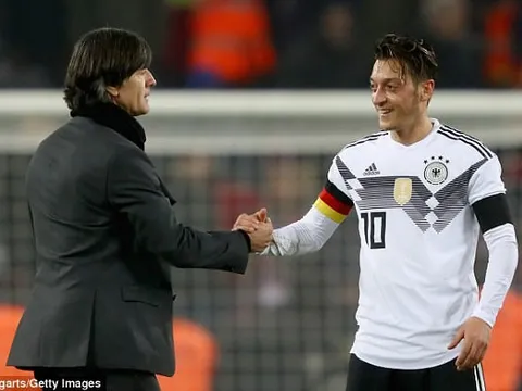 Joachim Low lên tiếng về việc "tống" Ozil lên ghế dự bị