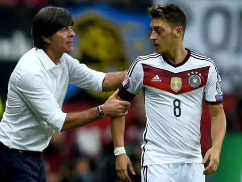 Joachim Low ngầm chỉ trích Ozil với phát biểu về Leroy Sane?