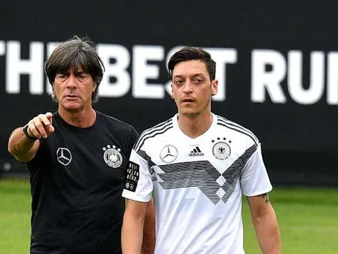 Joachim Low nghiêm mặt "giáo huấn" Ozil lẫn Reus trong ngày hội quân