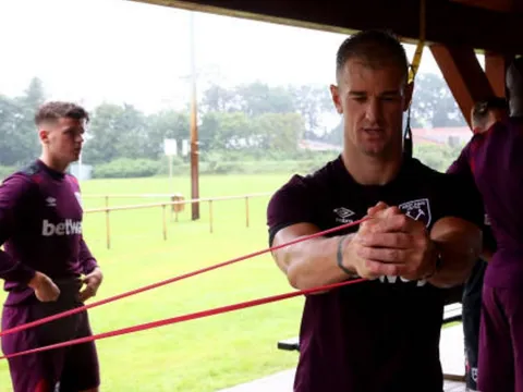 Joe Hart nỗ lực ghi điểm trên sân tập của West Ham
