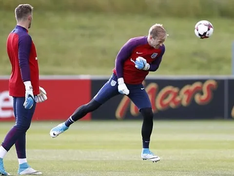 Joe Hart tập làm... "tiền đạo" trong ngày đầu lên tuyển