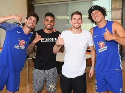 Jorginho được chào đón bởi "hội Brazil" ở Chelsea