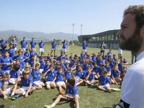 Juan Mata rạng rỡ ngày về CLB khởi nghiệp