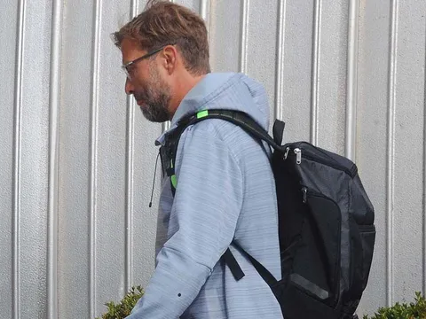 Jurgen Klopp lặng lẽ đến sân tập chuẩn bị cho Champions League