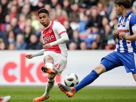 Justin Kluivert ra yêu sách, Mourinho mừng thầm