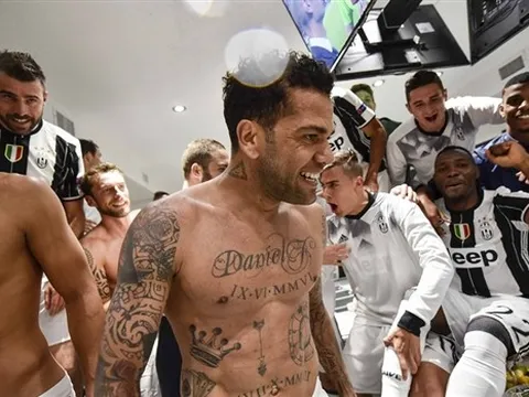 Juve và những hình ảnh ăn mừng 'điên rồ' chưa từng được lộ