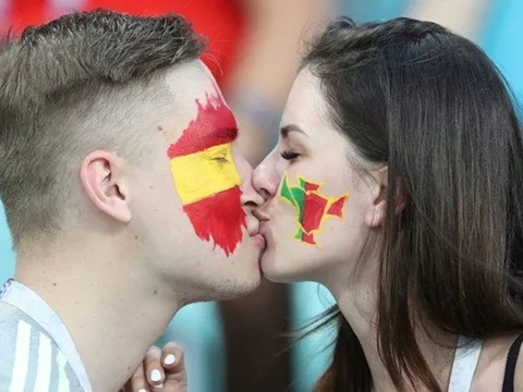 Những nụ hôn nóng bỏng trên khán đài World Cup 2018