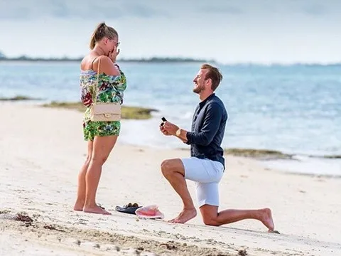 Màn cầu hôn đậm chất ngôn tình của Harry Kane trên bờ biển