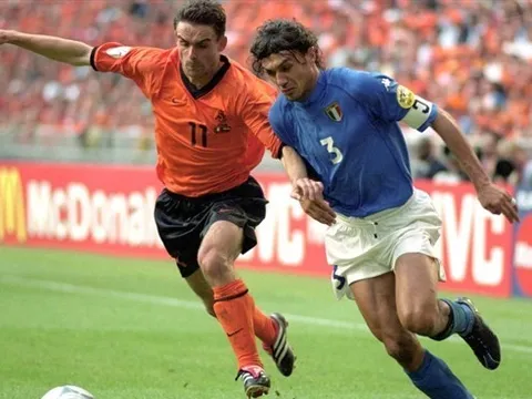 Khi Maldini đối đầu Overmars