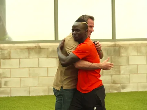 Khi Sadio Mane đối đầu Jamie Carragher