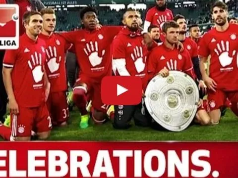 Khoảnh khắc Bayern Munich ăn mừng ngôi vô địch Bundesliga