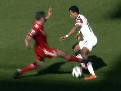 Khoảnh khắc Carragher tung đòn triệt hạ Luis Nani