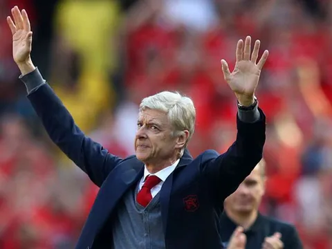 Khoảnh khắc HLV Wenger cúi chào CĐV Arsenal lần cuối gây xúc động