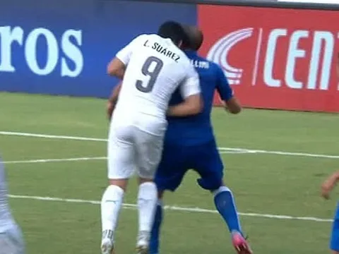 Khoảnh khắc Luis Suarez cắn Giorgio Chiellini