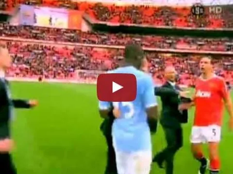 Khoảnh khắc Mario Balotelli bị Rio Ferdinand 'dằn mặt'