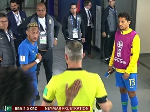 Không được đá phạt đền, Neymar vào tận đường hầm "hỏi tội" trọng tài
