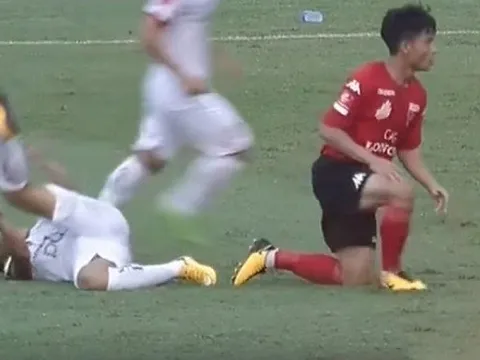 Dương Văn Hào gãy 1/3 xương chày