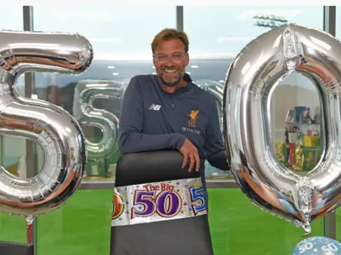 Kloop nhận quà bất ngờ trong ngày đầu trở lại Liverpool