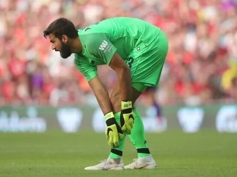 Klopp ca ngợi 'bom tấn' Alisson không ngớt sau màn hủy diệt Napoli