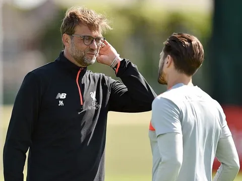 Klopp chỉ bảo tận tình trò cưng Lallana trên sân tập