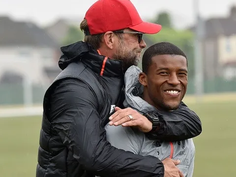 Klopp 'ôm ấp' Wijnaldum như người thân trên sân tập