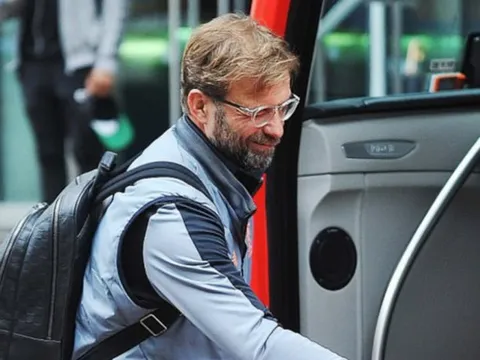 Klopp tươi như hoa khi vừa đặt chân tới Manchester