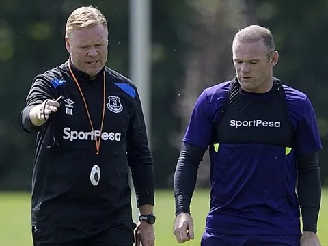 Koeman "kèm cặp" Rooney tận tình trong buổi tập trên đất Hà Lan