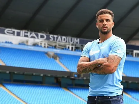 Kyle Walker ra mắt Man City, Pep Guardiola cười tươi rói