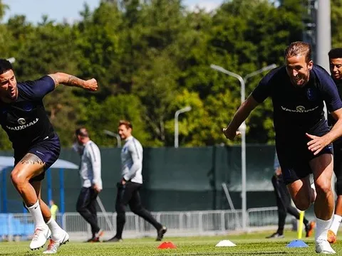 Kyle Walker tròn mắt nhìn Harry Kane đua tốc độ trên sân tập