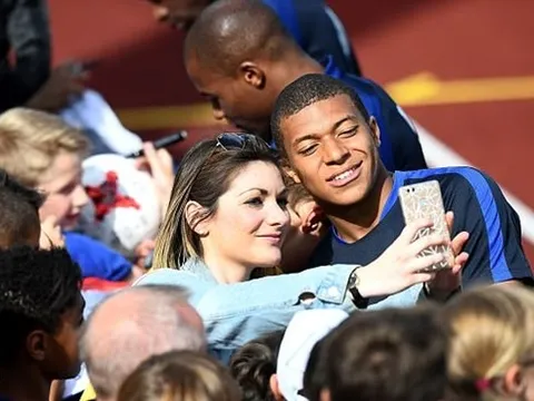 Kylian Mbappe tươi như hoa bên bóng hồng xinh đẹp
