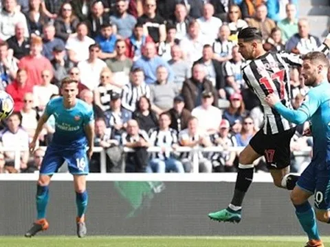 Lacazette nổ súng, Pháo thủ vẫn trắng tay vì "thử nghiệm" của Wenger