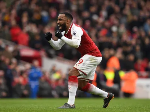 Lacazette “khoe” vết thương sau trận thắng Stoke