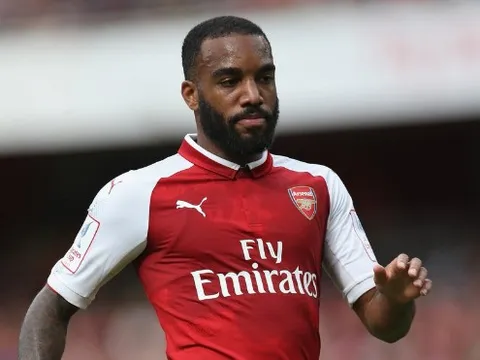 Lacazette sút trúng cột dọc, fan Arsenal nội chiến
