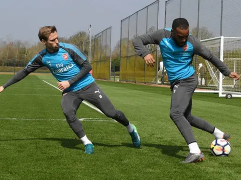 Lacazette tập 'múa dẻo' trên sân tập của Arsenal