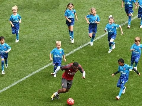 Lacazette và dàn sao Arsenal 'mắc kẹt' giữa hàng ngàn CĐV nhí