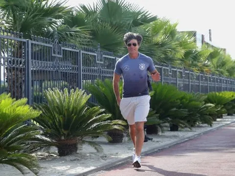 Làm gương cho học trò, Joachim Low tập thể dục buổi sáng hưởng cái nắng Sochi