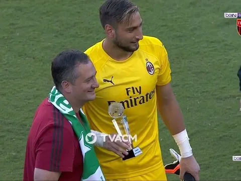 Làm nản lòng các chân sút Barca, "Tiểu Buffon" được vinh danh