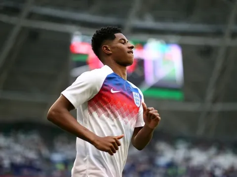 "Làm ơn đưa Rashford vào thay gấp chân gỗ Sterling"