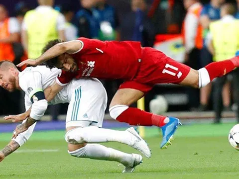 Lampard và Ferdinand bênh Ramos khi va chạm với Salah