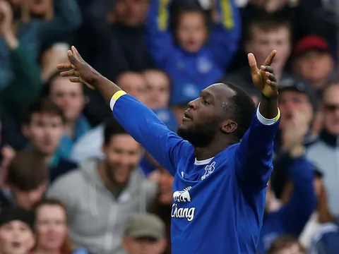 Kéo Leicester về mặt đất, Lukaku chạm đỉnh phong độ ghi bàn