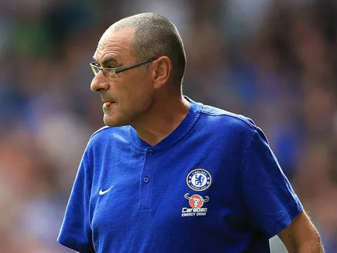 Lên cơn thèm, HLV Sarri nhai luôn điếu thuốc khi chỉ đạo Chelsea