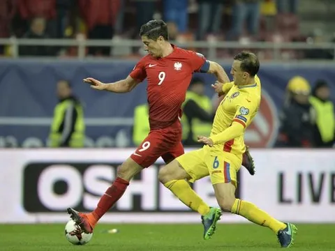 Lewandowski bắt kịp Ronaldo nhờ hat-trick cho Ba Lan