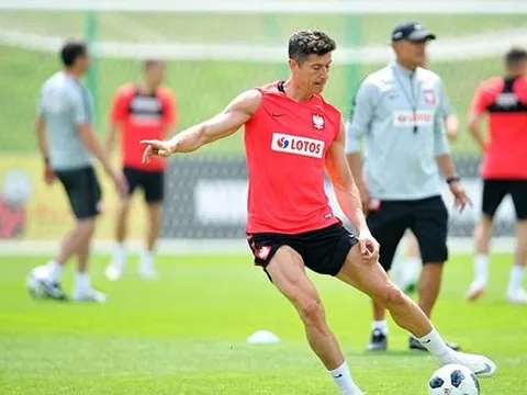 Lewandowski kheo cơ bắp cuồn cuộn trên sân tập Ba Lan