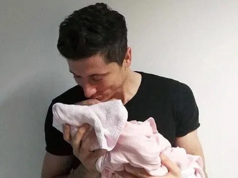 Lewandowski khoe con đầu lòng với cô giáo thể dục