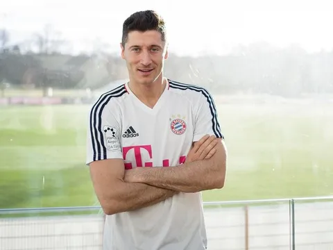 Lewandowski thông báo với đồng đội về việc rời Bayern