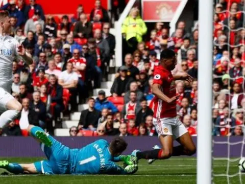 Lí do Marcus Rashford bị la ó trên sân Swansea